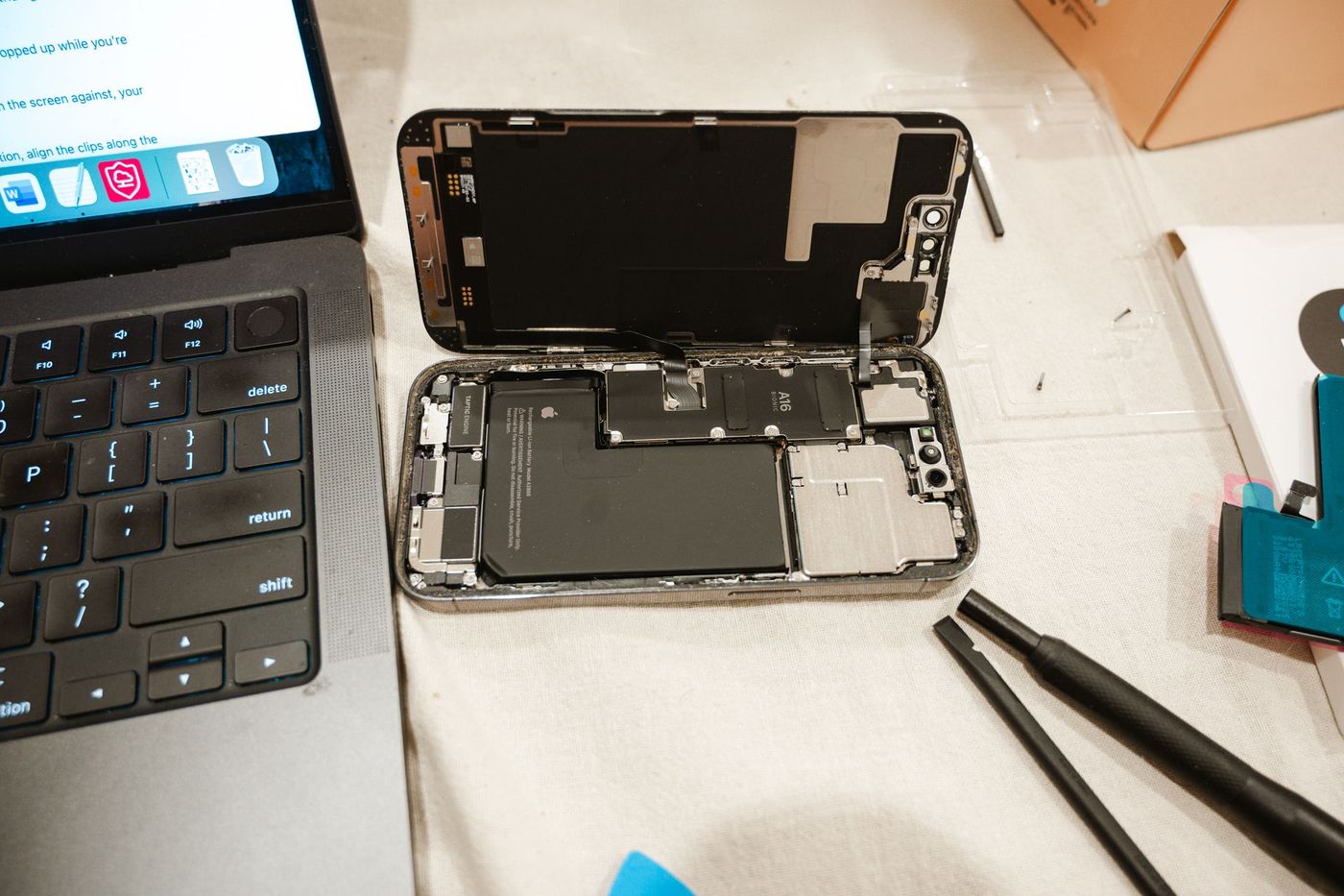 Telefon ekranı ve bataryası beklerken değişsin